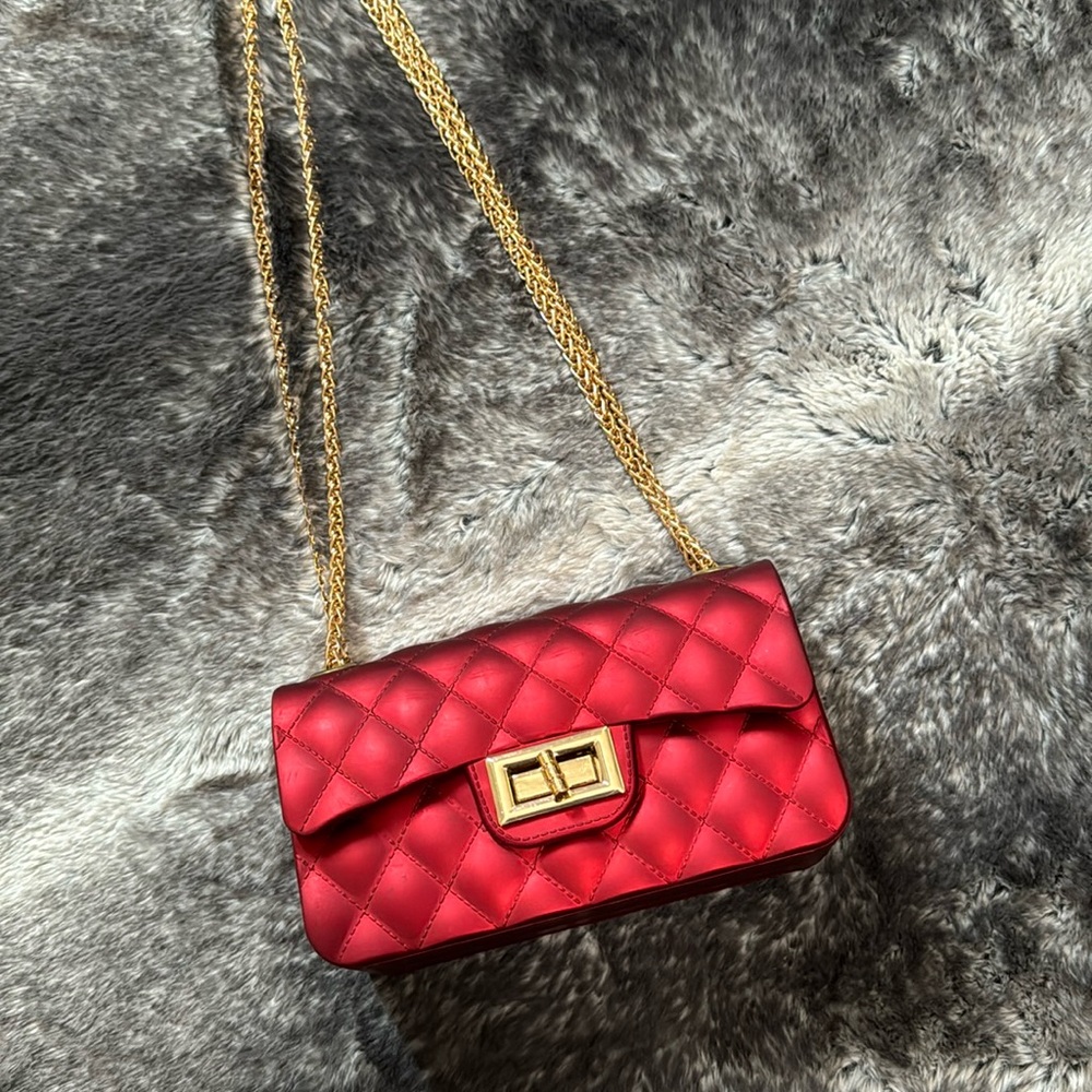 Shoulder/crossbody purse. Plastic and metal. Spacious. Excellent condition.